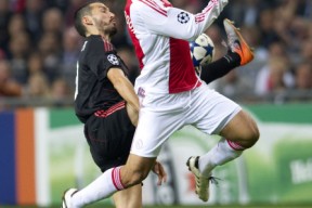 易游体育集团-包含阿贾克斯战胜尤文图斯，凭着首开纪录优势的词条