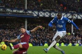 易游体育小组-英超之战，悬念重重谁将跻身巅峰？的简单介绍