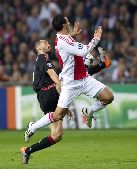 包含阿贾克斯战胜尤文图斯，凭着首开纪录优势的词条