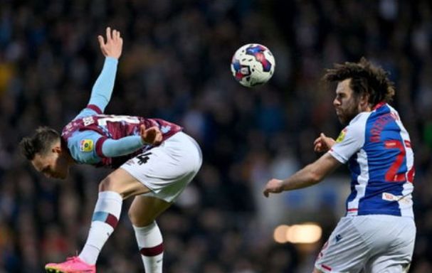 关于南安普顿客场战胜沃特福德，结束连败颓势的信息